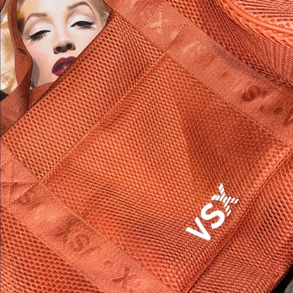 πͺπ» 𫦠πͺπ» β’ π€ Victoria Secretβs x VSX x Sweat Style Vibes β¦ - Picture 1 of 12